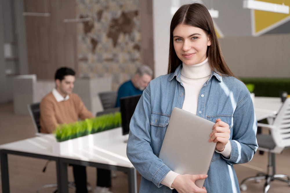 mujer-con-laptop-en-oficina